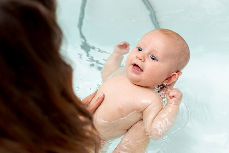 حمام آب گرم یکی از ساده ترین و مؤثرترین روش‌های ماساژ نوزاد است.